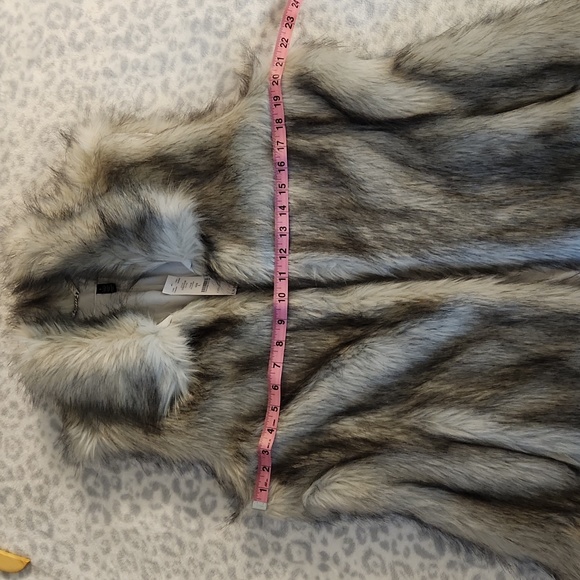 Luxurious soft fluffy fur vest - Picture 3 of 7